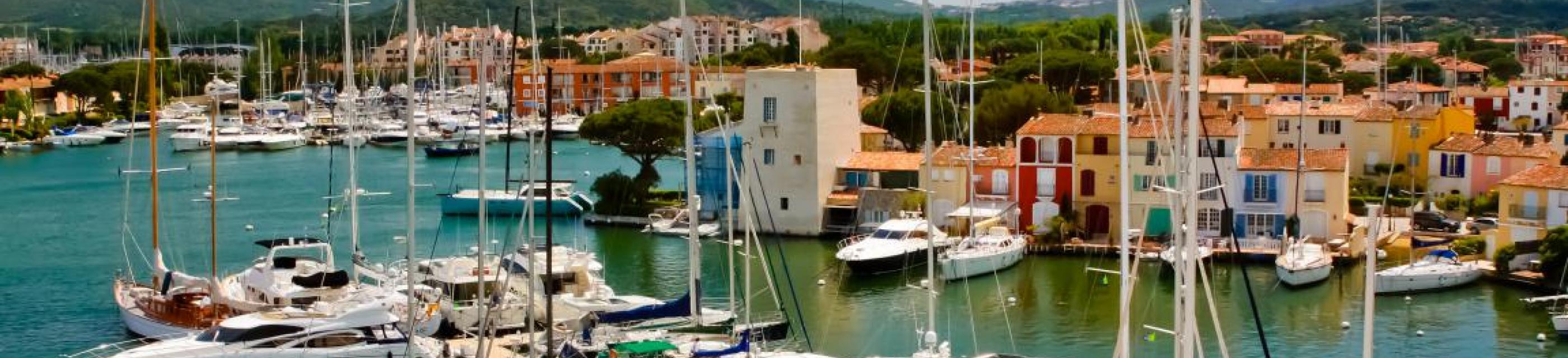 Naviguer à Port Grimaud : ce qu'il faut savoir pour découvrir la cité lacustre en bateau