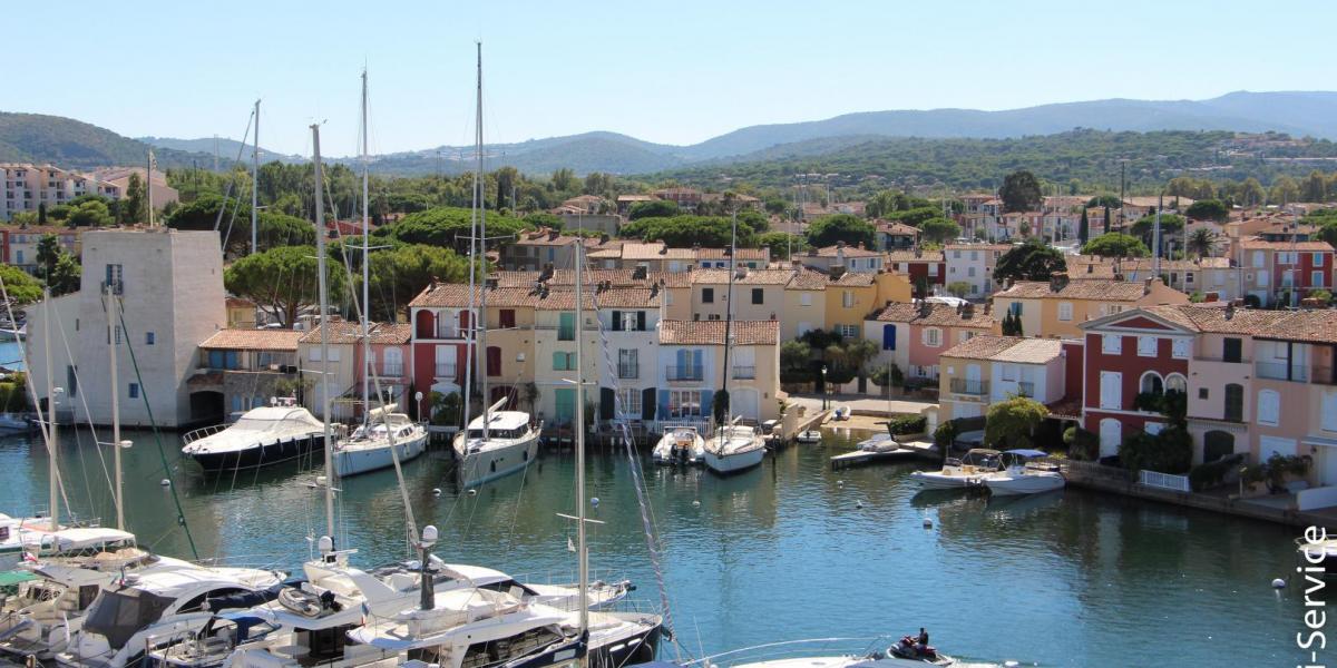 What are the different types of housing in Port Grimaud?