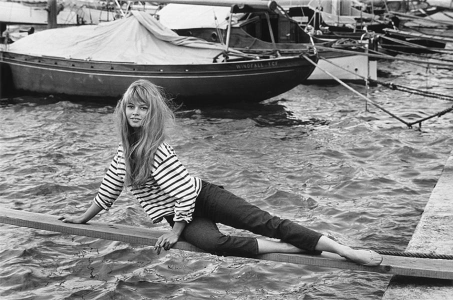 Brigitte Bardot sur le port de Sain-Tropez Crédits photo Willy Rizzo